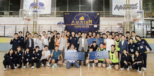 현대건설 본부대항 배구대전 시상식을 마친 후 이한우(가운데) 현대건설 대표를 비롯한 경영진, 현대건설 배구단과 함께 기념사진을 찍고 있다. [현대건설 제공]